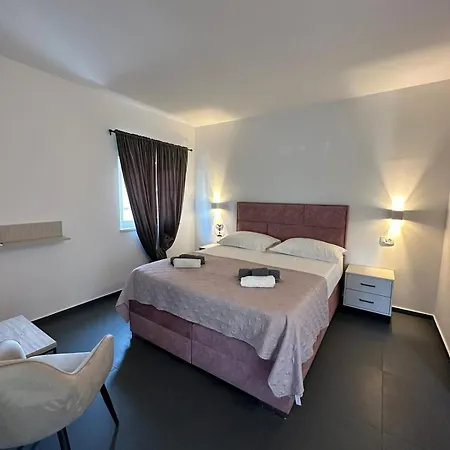 Aaa Luxury With Pool 3* Спліт