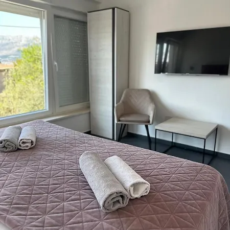 Aaa Luxury With Pool Гостьовий будинок 3*