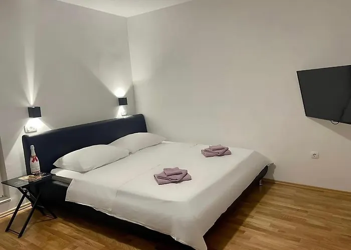 Aaa Luxury Guest house